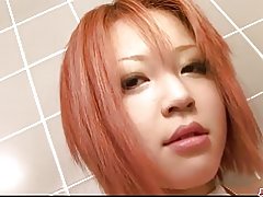 Жорсткою і грудаста руда babe кицька ласки у ванній кімнаті