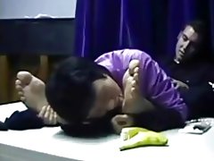 Китайський milf поклоняється чоловічого ніг