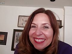 Неслухняний американська мама грає сама з собою