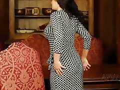 Краса виконує сексуальний стриптиз