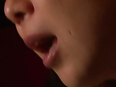 Дві дівчини і хлопець ебет в той час як інші дивитися