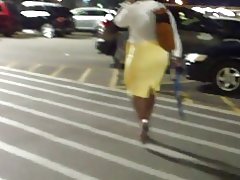 Широкі стегна, milf щільно жовтий спідниця...